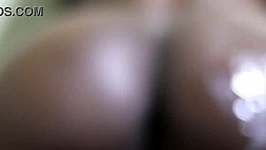 Чернокожа 18+ утопена в гъсти спермени товари 😈💦 домашна курвенска оргия