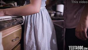 Голяма путка дебела тийн 18+ съблазнява гаджето на мащехата с чудовищен кур POV чукане