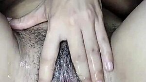 joven caliente coño peludo me masturba cabalgando hasta correrse creamy