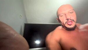esposa safada chama novinha rabuda pra mamar e foder o marido 😈🍑