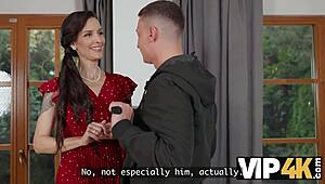 Chuda milf w pończochach bierze potwora kutasa sąsiada