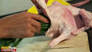 Кинки стъпмайка милф предлага дупе за анал и путка кремпай след минет