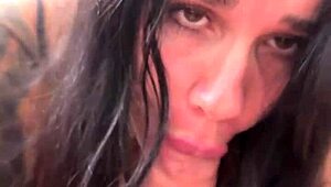 Grosse MILF brésilienne bodysuit noir prend énorme fisting anal creampie penchée