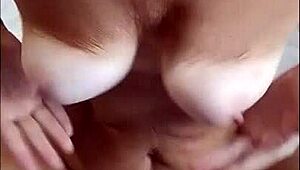 Reife Alte massiert natürliche Titten hart zum echten Squirt-Orgasmus