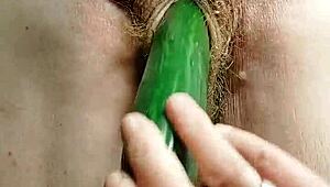 Защо тая немска баба курва толкова жадува космат кур?