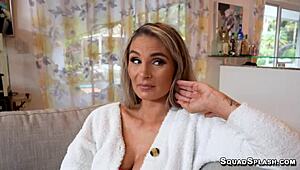 Mandy Rhea MILF se fait baiser grosse bite en levrette cowgirl sur canap