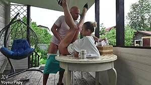 ชายแก่เงี่ยนเลียแฟนสาวผอมๆนอกบ้าน