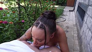 Napalona urocza brunetka ssie głęboko na zewnątrz w dniu szczęścia