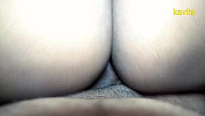 Indiai háziasszony lovagolja kis 18+ faszt közelről házi videóban.