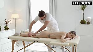 Rebecca Volpetti получава масло масаж превръща се в яздене и сперма на дупето