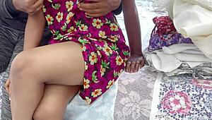 Стъп мама хваща стъп сина да си трие кур и се качва за твърд милф райд?