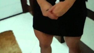 η γλυκιά Βραζιλιάνα λατίνα μελαχρινή παίζει αθώα καλόγρια Halloween σε homemade casting