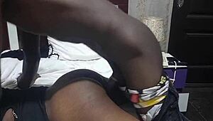 Πονηρός γιος σκάει ξαφνικά σε καυτή γκόμενα σπιτιού 😈🍑