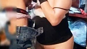 mi vecino me ve vistiendome de puta y acaba lamiendome el culo mientras le mama la verga