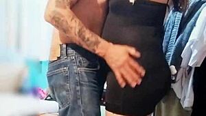 mi vecino me ve vistiendome de puta y acaba lamiendome el culo mientras le mama la verga