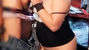 mi vecino me ve vistiendome de puta y acaba lamiendome el culo mientras le mama la verga