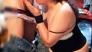 mi vecino me ve vistiendome de puta y acaba lamiendome el culo mientras le mama la verga