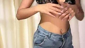 Nézd ezt a latina 18+ tinát ruharobbantós forró striptease-ben?