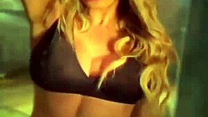 cinthia fernandez struts her argentinian putita curves seductively