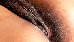 hey watch me make my hairy pussy so wet 💦😩