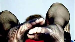 i love her feet and music vibes