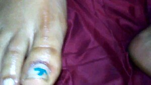 EBONY FEET WRAPPED AROUND COCK FOR MESSY CUMSHOT!