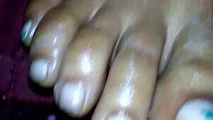EBONY FEET WRAPPED AROUND COCK FOR MESSY CUMSHOT!