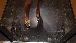 Ting Xuan's Daring Outdoor Pee Stroll?