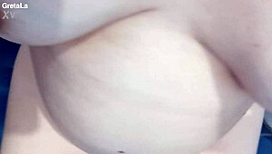 that italian slut chills out relaxing on the toilet like a total troia