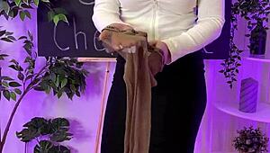 Heart-Racing Thrill of Sisi's Curvy Pantyhose Tease in Nylon Club