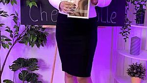 Heart-Racing Thrill of Sisi's Curvy Pantyhose Tease in Nylon Club