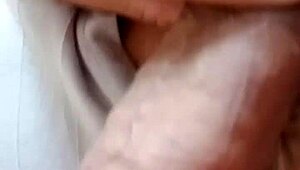 whoa this vietnamese girl's got that thick asian cock ready 😍🍆