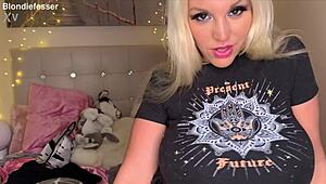 damn, after that hot titjob she's reversing onto this huge dildo, pussy dripping everywhere 💦