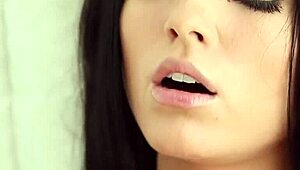 pretty brunette fingers her wet pussy in hot solo masturbation show 😍💦