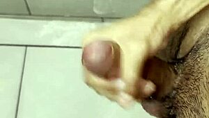 muy cachonda masturbándome duro en el baño del gym gritando de placer 🔥😈💦