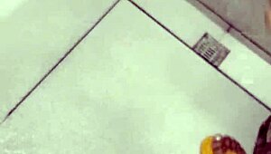 muy cachonda masturbándome duro en el baño del gym gritando de placer 🔥😈💦