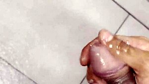 muy cachonda masturbándome duro en el baño del gym gritando de placer 🔥😈💦