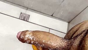 muy cachonda masturbándome duro en el baño del gym gritando de placer 🔥😈💦