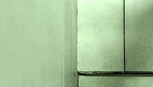 muy cachonda masturbándome duro en el baño del gym gritando de placer 🔥😈💦