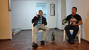 Prijateljeva debela žena jebe moj kurac medtem ko gleda tekmo