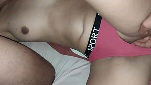 tengo un orgasmo enorme cabalgando la verga del vecino y se corrio dentro... ahora q le digo al esposo q el vecino me preñó?? 😩💦