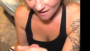 Seksowna Milf z Dużymi Cyckami w Skarpetkach Bierze Głębokiego Creampie