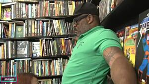 SAFADA RECEPCIONISTA FODE DURO NA BIBLIOTECA NO MEIO DO TRABALHO!