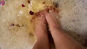 i washed my feet with rose petals after work... so relaxing