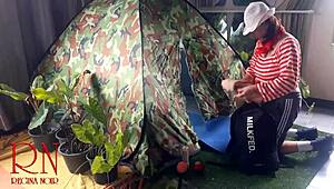 Une MILF nudiste aux courbes folles se fait plier en deux pour une baise chatte par un inconnu en camping avec son gros cul juteux