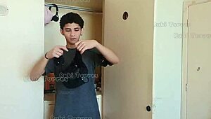 peguei meu meio irmão cheirando calcinha e dei buceta pra castigar.