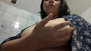 me masturbo en el baño de visita hasta correrme fuerte