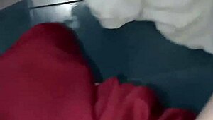 si riscalda la fica col phon... tutta pisciata e bagnata