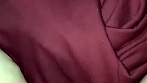 si riscalda la fica col phon... tutta pisciata e bagnata