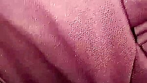 si riscalda la fica col phon... tutta pisciata e bagnata